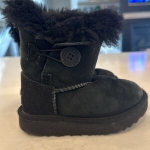 7T Black Bailey Button UGG boots